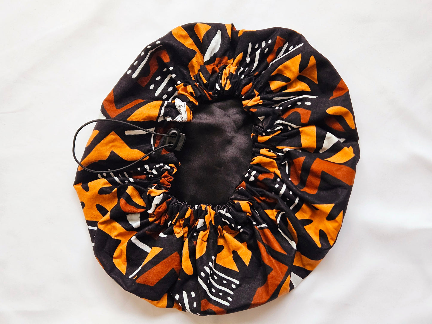 Haube aus Satin- Bogolan