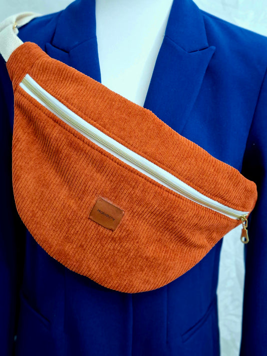Bauchtasche aus Cord Terracotta mit Haselnuss-Futter