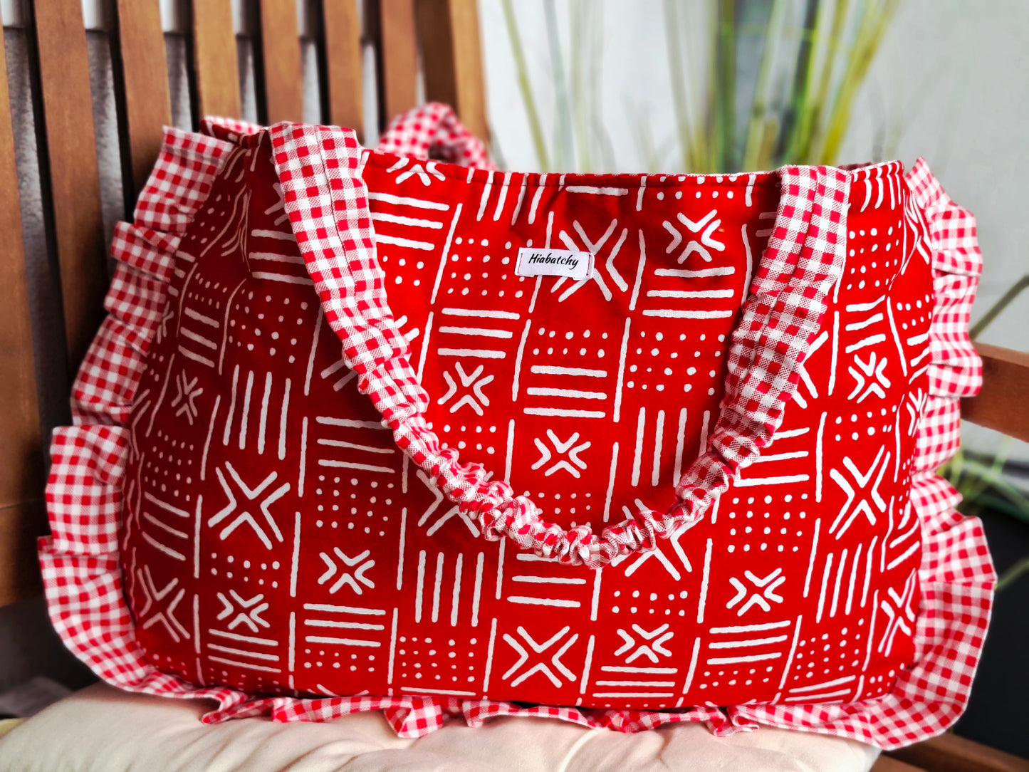 Rote Handtasche mit Rüschen & Ethno-Muster