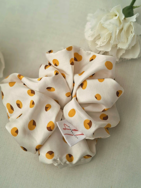 Scrunchies aus satin, cremefarbe mit gelben Punkten