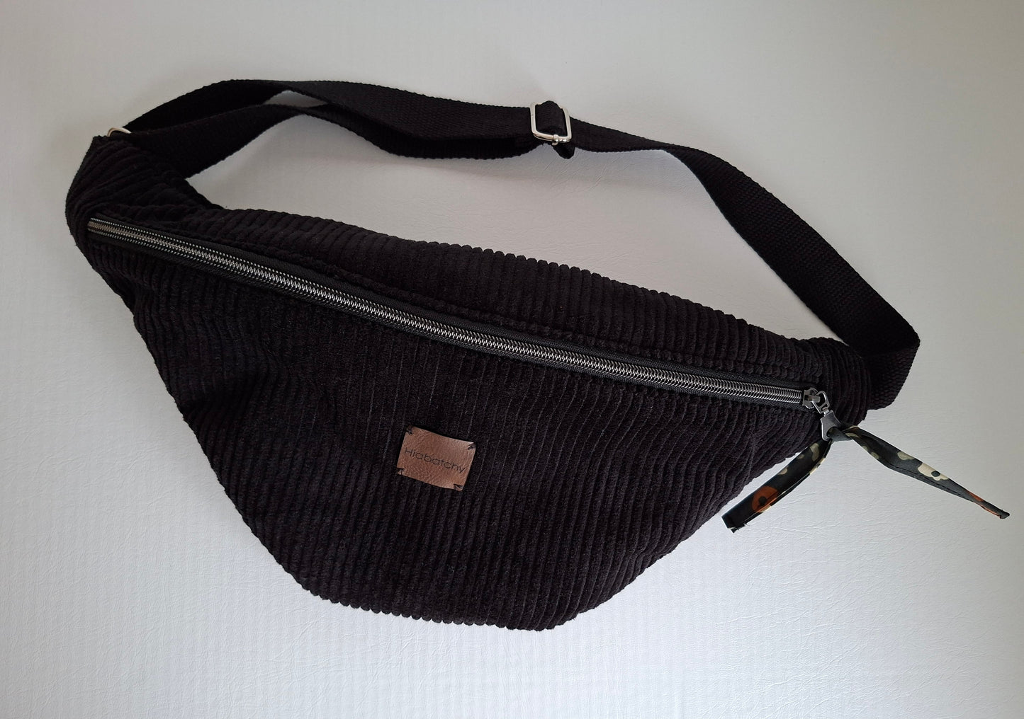 Bauchtasche aus Schwarzen Cord  mit Leo-Print Futter