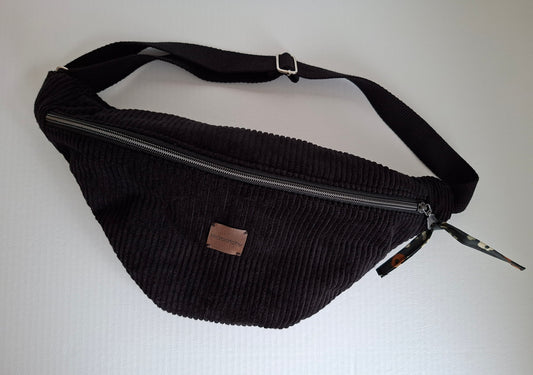 Bauchtasche aus Schwarzen Cord  mit Leo-Print Futter