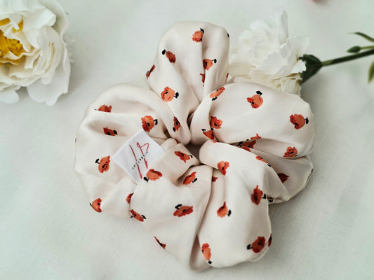 Scrunchies aus satin, cremefarben mit Blümchen