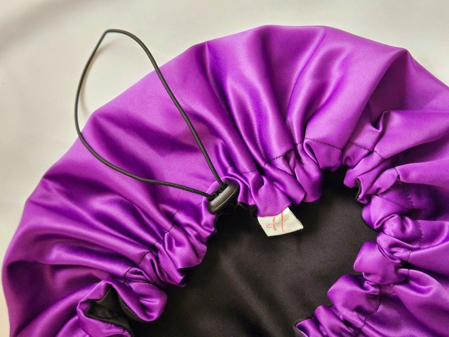 Doppelseitiger Verstellbare Haube aus Satin- Lila-Schwarz