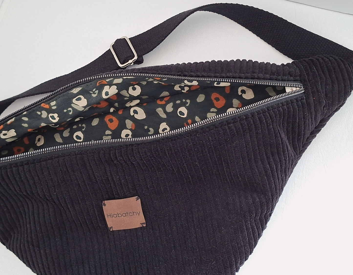 Bauchtasche aus Schwarzen Cord  mit Leo-Print Futter