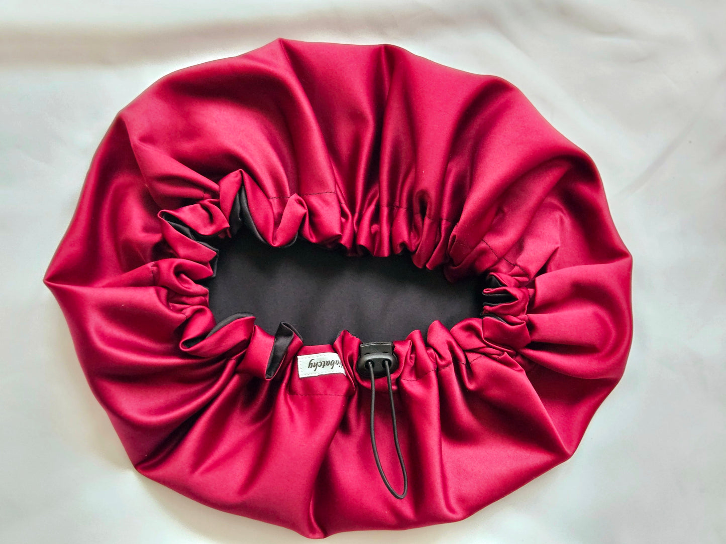 Doppelseitiger Verstellbare Haube aus Satin- Rot Schwarz