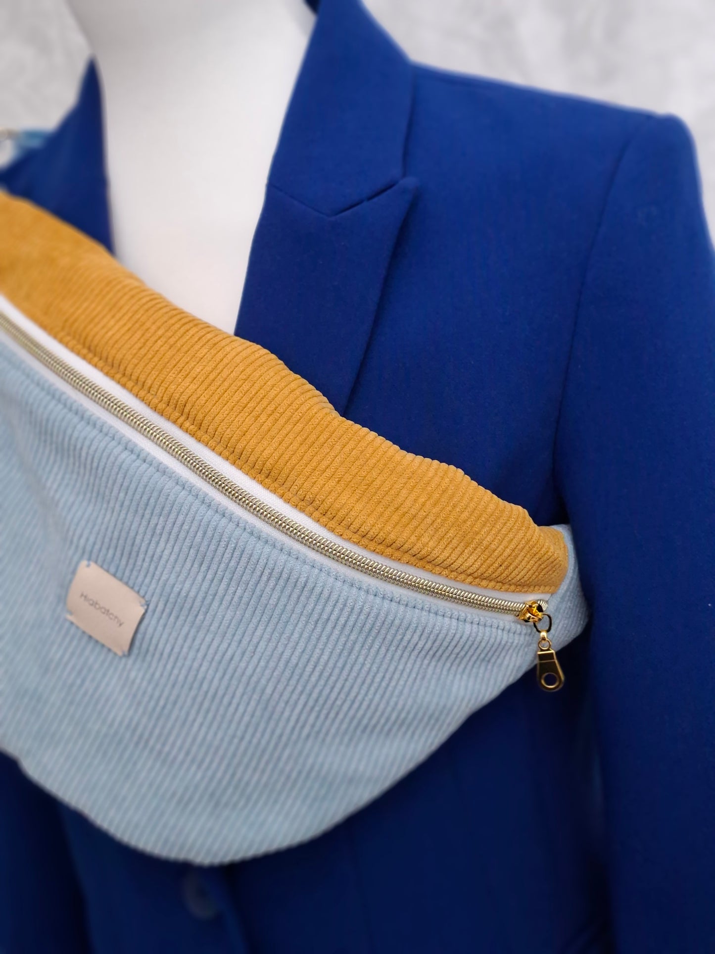 Bauchtasche aus Cord Blau, Senf mit geometrischem Futter
