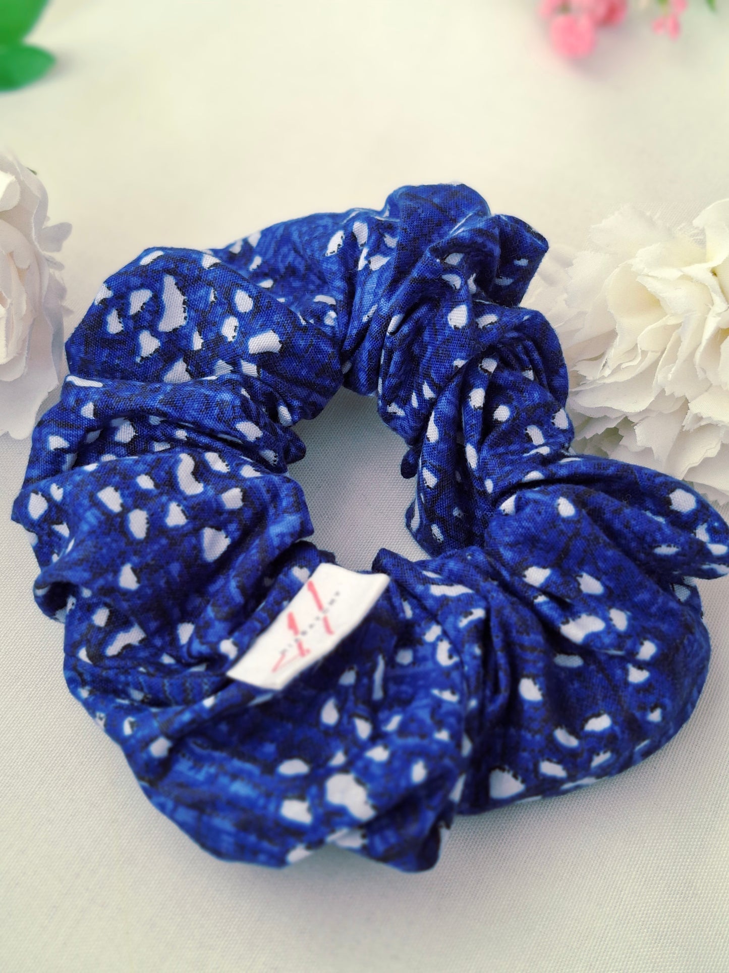 Scrunchies aus Polycotton Dunkelblau mit weiße Punkte