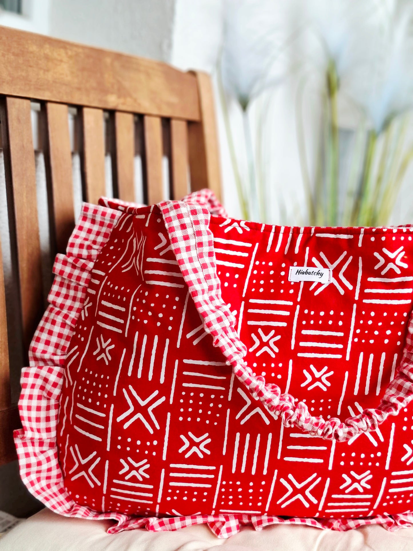 Rote Handtasche mit Rüschen & Ethno-Muster