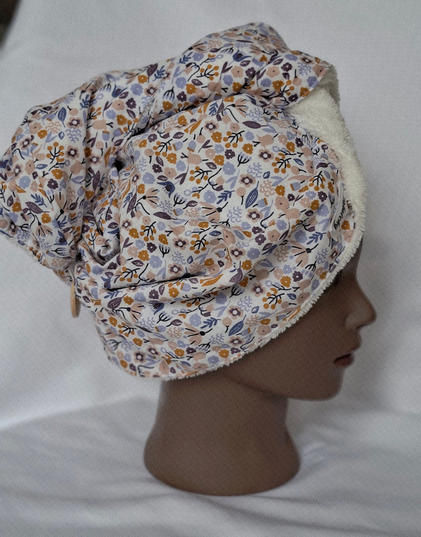 Handtuchturban écru mit Blauen Blümchen